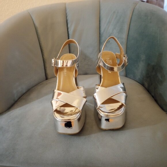 Metallic Silver Platform Heels - Picture 3 of 5